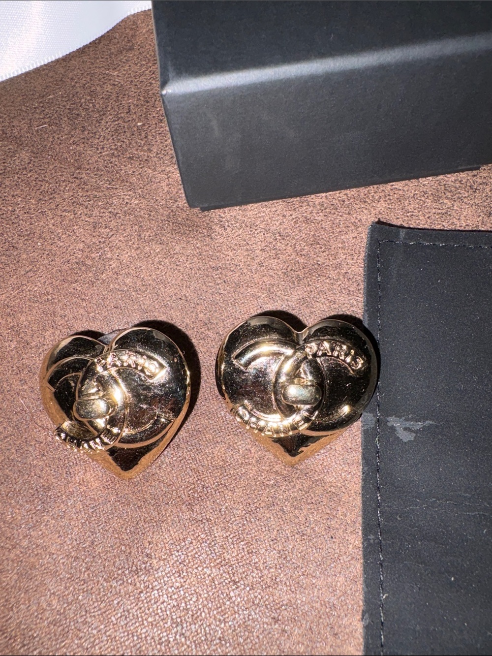 Chanel 22B Gold Large Heart Turnlock CC Logo
Large size - Picture 2 of 6